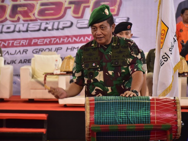 Inspektur Kodam (Irdam) XIV Hasanuddin Brigjen TNI Berlin Germany, saat memukul gendang sebagai tanda tournament Karate Championship 2025 resmi dibuka, di JK Arenatorium GOR Universitas Hasanuddin (Unhas), Jl. Politeknik, Kota Makassar, Jumat (23/5/25).