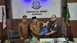 Kepala Kejaksaan Negeri Mamasa, Musa yang menyerahkan Surat Tanda Nomor Kendaraan (STNK) beserta kunci kendaraan, kepada Bupati Mamasa, Welem Sambolangi di dampingi Wakil Bupati Mamasa, Sudirman, di aula kantor kejaksaan negeri Mamasa, Senin (26/5/25).