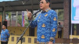 Bupati Toraja Utara, Frederik Viktor Palimbong yang memimpin apel peringatan hari Kebangkitan Nasional ke-117 tahun 2025, yang dirangkaikan dengan hari Kesadaran Nasional, di Lapangan Bakti Rantepao, Senin (26/5/25).