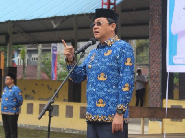 Bupati Toraja Utara, Frederik Viktor Palimbong yang memimpin apel peringatan hari Kebangkitan Nasional ke-117 tahun 2025, yang dirangkaikan dengan hari Kesadaran Nasional, di Lapangan Bakti Rantepao, Senin (26/5/25).