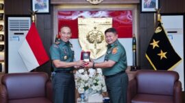 Pangdam XIV Hasanuddin, Mayjen TNI Windiyatno, bersama Kapuslitbang Strahan Kemhan RI, Brigjen TNI Budi Setiawan  di ruang tamu Pangdam, Makodam, Jl. Urip Sumoharjo, Kota Makassar. Selasa, (27/5/25).