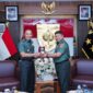 Pangdam XIV Hasanuddin, Mayjen TNI Windiyatno, bersama Kapuslitbang Strahan Kemhan RI, Brigjen TNI Budi Setiawan  di ruang tamu Pangdam, Makodam, Jl. Urip Sumoharjo, Kota Makassar. Selasa, (27/5/25).