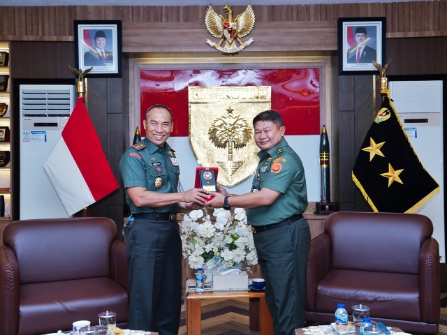 Pangdam XIV Hasanuddin, Mayjen TNI Windiyatno, bersama Kapuslitbang Strahan Kemhan RI, Brigjen TNI Budi Setiawan  di ruang tamu Pangdam, Makodam, Jl. Urip Sumoharjo, Kota Makassar. Selasa, (27/5/25).