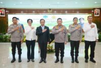 Kapolri Jenderal Polisi Listyo Sigit Prabowo bersama jajaran dan Menteri Lingkungan Hidup dan Kehutanan (LHK), Hanif Faisol Nurofiq, bersama jajaran yang berfoto bersama dengan salam presisi usai penandatanganan MoU di Mabes Polri, Jakarta Selatan, Rabu (28/5/25).