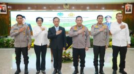 Kapolri Jenderal Polisi Listyo Sigit Prabowo bersama jajaran dan Menteri Lingkungan Hidup dan Kehutanan (LHK), Hanif Faisol Nurofiq, bersama jajaran yang berfoto bersama dengan salam presisi usai penandatanganan MoU di Mabes Polri, Jakarta Selatan, Rabu (28/5/25).
