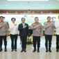 Kapolri Jenderal Polisi Listyo Sigit Prabowo bersama jajaran dan Menteri Lingkungan Hidup dan Kehutanan (LHK), Hanif Faisol Nurofiq, bersama jajaran yang berfoto bersama dengan salam presisi usai penandatanganan MoU di Mabes Polri, Jakarta Selatan, Rabu (28/5/25).