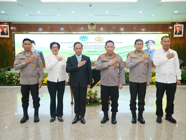 Kapolri Jenderal Polisi Listyo Sigit Prabowo bersama jajaran dan Menteri Lingkungan Hidup dan Kehutanan (LHK), Hanif Faisol Nurofiq, bersama jajaran yang berfoto bersama dengan salam presisi usai penandatanganan MoU di Mabes Polri, Jakarta Selatan, Rabu (28/5/25).