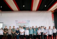 Wakil Bupati Bupati Toraja Utara, Andrew Branch Silambi, berfoto bersama usai membuka Rapat Koordinasi Tim Percepatan Penurunan Stunting tingkat Kabupaten Toraja Utara, di Gedung Art center Rantepao, Rabu (28/5/25). 