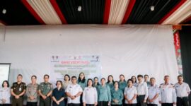 Wakil Bupati Bupati Toraja Utara, Andrew Branch Silambi, berfoto bersama usai membuka Rapat Koordinasi Tim Percepatan Penurunan Stunting tingkat Kabupaten Toraja Utara, di Gedung Art center Rantepao, Rabu (28/5/25). 