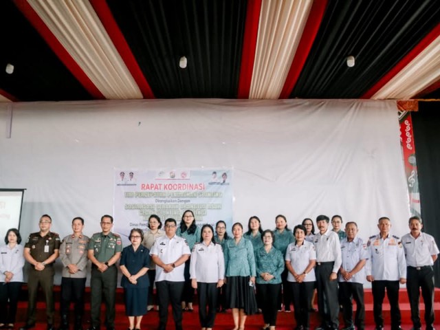 Wakil Bupati Bupati Toraja Utara, Andrew Branch Silambi, berfoto bersama usai membuka Rapat Koordinasi Tim Percepatan Penurunan Stunting tingkat Kabupaten Toraja Utara, di Gedung Art center Rantepao, Rabu (28/5/25). 
