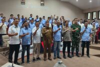 Wali Kota Makassar Munafri Arifuddin berpose bersama pengurus DPC GAPEKSINDO Kota Makassar periode 2025–2030 usai pelantikan di Balai Kota, Senin (19/5/2025) (Foto: Arya).