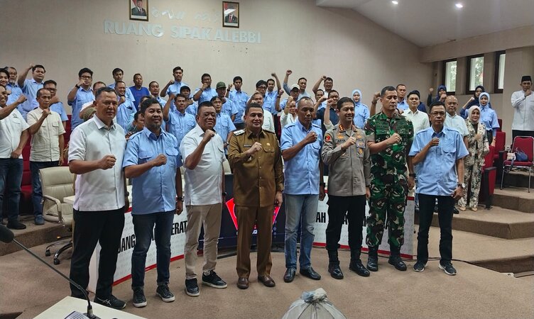 Wali Kota Makassar Munafri Arifuddin berpose bersama pengurus DPC GAPEKSINDO Kota Makassar periode 2025–2030 usai pelantikan di Balai Kota, Senin (19/5/2025) (Foto: Arya).