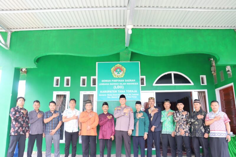 Kapolres Tana Toraja, AKBP Budi Hermawan, berfoto bersama pengurus Dewan Pimpinan Daerah LDII Tana Toraja usai silaturahmi di Sekretariat LDII, Kelurahan Tambunan, Kecamatan Makale Utara, Kabupaten Tana Toraja, Kamis (22/5/2025) (Foto: Istimewa).
