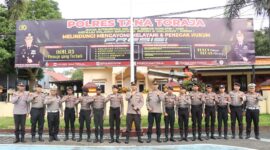 Kapolres Tana Toraja, AKBP Budi Hermawan, foto bersama 10 Bintara Remaja OAP usai acara pelepasan di Halaman Apel Mapolres Tana Toraja, Kamis (22/5/2025) (Foto: Hunas).