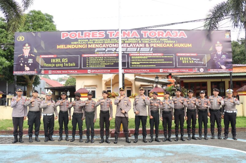 Kapolres Tana Toraja, AKBP Budi Hermawan, foto bersama 10 Bintara Remaja OAP usai acara pelepasan di Halaman Apel Mapolres Tana Toraja, Kamis (22/5/2025) (Foto: Hunas).