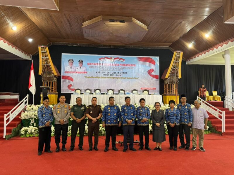Kapolres Toraja Utara bersama Forkopimda dan jajaran Pemkab Toraja Utara saat Musrenbang RPJMD 2025-2029 di Hotel Missiliana, Kecamatan Kesu. Toraja Utara, (26/5/2025) (Foto: Humas).