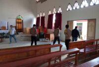 Personil Polsek Saluputti bersama Unit INAFIS Polres Tana Toraja saat melakukan olah TKP di dalam Gereja Toraja Jemaat Talion, Dusun Karotin, Kecamatan Rembon, Jumat (30/5/2025) (Foto: Humas).