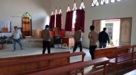 Personil Polsek Saluputti bersama Unit INAFIS Polres Tana Toraja saat melakukan olah TKP di dalam Gereja Toraja Jemaat Talion, Dusun Karotin, Kecamatan Rembon, Jumat (30/5/2025) (Foto: Humas).