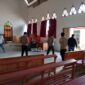 Personil Polsek Saluputti bersama Unit INAFIS Polres Tana Toraja saat melakukan olah TKP di dalam Gereja Toraja Jemaat Talion, Dusun Karotin, Kecamatan Rembon, Jumat (30/5/2025) (Foto: Humas).