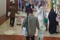 Sejumlah calon jemaah haji berjalan di area Bandara Soekarno-Hatta, Tangerang, Banten, sebelum digagalkan keberangkatannya oleh petugas karena menggunakan visa kerja, Rabu (30/4/2025)(Foto: Istimewa).