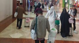 Sejumlah calon jemaah haji berjalan di area Bandara Soekarno-Hatta, Tangerang, Banten, sebelum digagalkan keberangkatannya oleh petugas karena menggunakan visa kerja, Rabu (30/4/2025)(Foto: Istimewa).