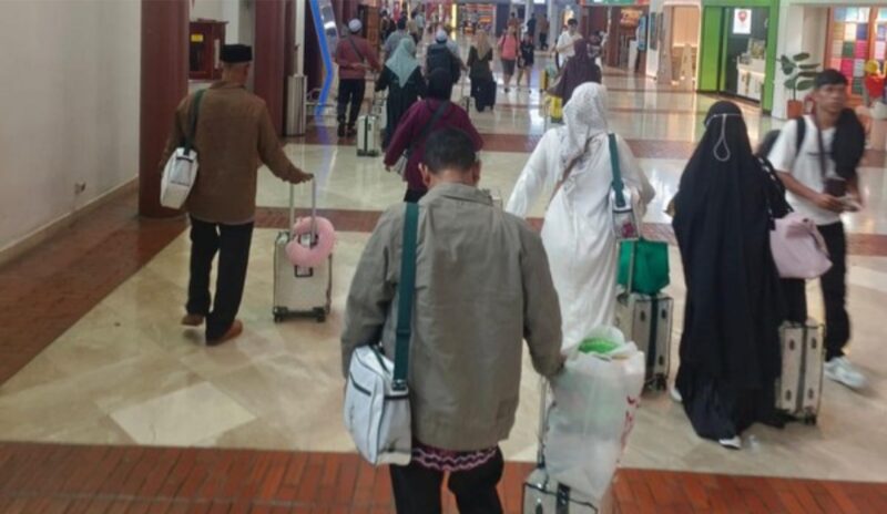 Sejumlah calon jemaah haji berjalan di area Bandara Soekarno-Hatta, Tangerang, Banten, sebelum digagalkan keberangkatannya oleh petugas karena menggunakan visa kerja, Rabu (30/4/2025)(Foto: Istimewa).