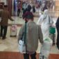 Sejumlah calon jemaah haji berjalan di area Bandara Soekarno-Hatta, Tangerang, Banten, sebelum digagalkan keberangkatannya oleh petugas karena menggunakan visa kerja, Rabu (30/4/2025)(Foto: Istimewa).