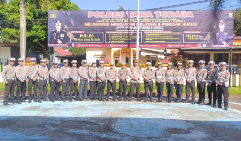 Kapolres Tana Toraja AKBP Budi Hermawan bersama seluruh personil usai memimpin apel siaga May Day di halaman Mapolres Tana Toraja, Kamis pagi, (1/5/2025)(Foto: Humas).