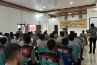 Kapolres Tana Toraja secara konsisten melaksanakan kegiatan Pembinaan Rohani dan Mental (Binrohtal) setiap hari Kamis. Kegiatan ini diperuntukkan bagi seluruh anggota yang beragama Islam maupun Nasrani, dan digelar secara rutin di lingkungan Mapolres Tana Toraja, Kamis pagi (1/5/2025) (Foto: Humas).