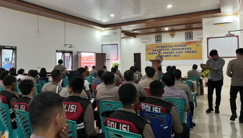 Kapolres Tana Toraja secara konsisten melaksanakan kegiatan Pembinaan Rohani dan Mental (Binrohtal) setiap hari Kamis. Kegiatan ini diperuntukkan bagi seluruh anggota yang beragama Islam maupun Nasrani, dan digelar secara rutin di lingkungan Mapolres Tana Toraja, Kamis pagi (1/5/2025) (Foto: Humas).