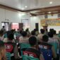 Kapolres Tana Toraja secara konsisten melaksanakan kegiatan Pembinaan Rohani dan Mental (Binrohtal) setiap hari Kamis. Kegiatan ini diperuntukkan bagi seluruh anggota yang beragama Islam maupun Nasrani, dan digelar secara rutin di lingkungan Mapolres Tana Toraja, Kamis pagi (1/5/2025) (Foto: Humas).