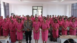 Kapolres Toraja Utara AKBP Stephanus Luckyto A.W, S.I.K., S.H., M.Si., bersama Ketua Bhayangkari Ny. Indah Luckyto, Wakil Ketua Bhayangkari Cabang Toraja Utara Ny. Alfrida Marthen, para Ketua Ranting Bhayangkari Polsek jajaran, pengurus cabang, serta seluruh anggota Bhayangkari menggelar kegiatan tatap muka sekaligus pertemuan rutin bulanan Bhayangkari, digelar di Aula Mapolres, Kamis (1/5/2025) (Foto: Humas).