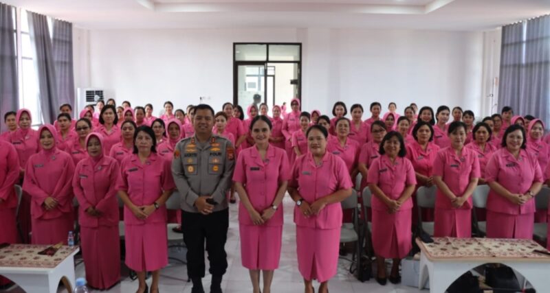 Kapolres Toraja Utara AKBP Stephanus Luckyto A.W, S.I.K., S.H., M.Si., bersama Ketua Bhayangkari Ny. Indah Luckyto, Wakil Ketua Bhayangkari Cabang Toraja Utara Ny. Alfrida Marthen, para Ketua Ranting Bhayangkari Polsek jajaran, pengurus cabang, serta seluruh anggota Bhayangkari menggelar kegiatan tatap muka sekaligus pertemuan rutin bulanan Bhayangkari, digelar di Aula Mapolres, Kamis (1/5/2025) (Foto: Humas).