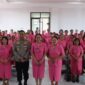 Kapolres Toraja Utara AKBP Stephanus Luckyto A.W, S.I.K., S.H., M.Si., bersama Ketua Bhayangkari Ny. Indah Luckyto, Wakil Ketua Bhayangkari Cabang Toraja Utara Ny. Alfrida Marthen, para Ketua Ranting Bhayangkari Polsek jajaran, pengurus cabang, serta seluruh anggota Bhayangkari menggelar kegiatan tatap muka sekaligus pertemuan rutin bulanan Bhayangkari, digelar di Aula Mapolres, Kamis (1/5/2025) (Foto: Humas).