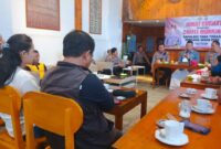 Kapolres Tana Toraja AKBP Budi Hermawan, S.I.K, saat memimpin kegiatan Jumat Curhat dan Coffee Morning bersama insan pers di Cafe Payung, Makale, Jumat (2/5/2025) (Foto: Yudi).