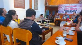 Kapolres Tana Toraja AKBP Budi Hermawan, S.I.K, saat memimpin kegiatan Jumat Curhat dan Coffee Morning bersama insan pers di Cafe Payung, Makale, Jumat (2/5/2025) (Foto: Yudi).