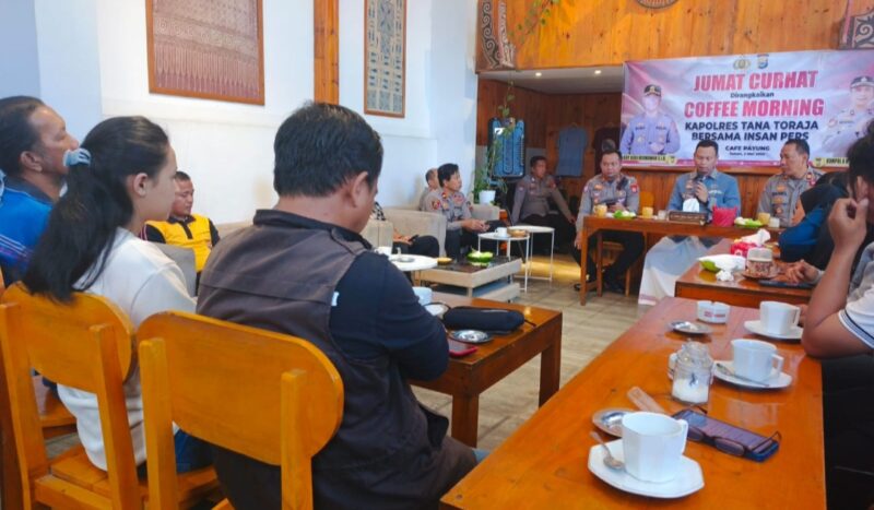 Kapolres Tana Toraja AKBP Budi Hermawan, S.I.K, saat memimpin kegiatan Jumat Curhat dan Coffee Morning bersama insan pers di Cafe Payung, Makale, Jumat (2/5/2025) (Foto: Yudi).