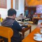 Kapolres Tana Toraja AKBP Budi Hermawan, S.I.K, saat memimpin kegiatan Jumat Curhat dan Coffee Morning bersama insan pers di Cafe Payung, Makale, Jumat (2/5/2025) (Foto: Yudi).