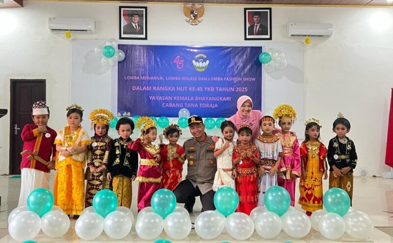 Dalam rangka memeriahkan Hari Ulang Tahun (HUT) ke-45 Yayasan Kemala Bhayangkari. Kapolres dan Bhayangkari Cabang Tana Toraja menggelar lomba kreatif yang melibatkan anak-anak usia dini dari TK Kemala Bhayangkari Tana Toraja, Sulawesi Selatan, pada Sabtu (3/5/2025) (Foto: Humas).