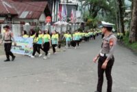 Personel Polres Tana Toraja mengamankan jalannya kegiatan jalan santai dalam rangka HUT RS Fatimah di Kecamatan Makale, Tana Toraja, Sabtu (3/5/2025) (Foto: Istimewa).