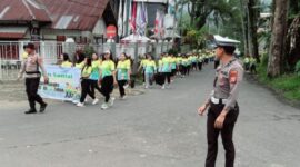 Personel Polres Tana Toraja mengamankan jalannya kegiatan jalan santai dalam rangka HUT RS Fatimah di Kecamatan Makale, Tana Toraja, Sabtu (3/5/2025) (Foto: Istimewa).