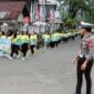 Personel Polres Tana Toraja mengamankan jalannya kegiatan jalan santai dalam rangka HUT RS Fatimah di Kecamatan Makale, Tana Toraja, Sabtu (3/5/2025) (Foto: Istimewa).
