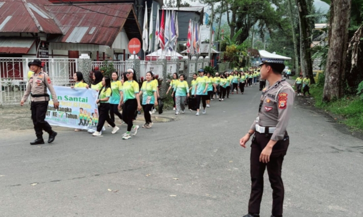 Personel Polres Tana Toraja mengamankan jalannya kegiatan jalan santai dalam rangka HUT RS Fatimah di Kecamatan Makale, Tana Toraja, Sabtu (3/5/2025) (Foto: Istimewa).