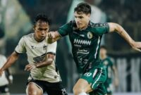 Pemain PSS Sleman dan PSM Makassar berebut bola dalam laga pekan ke-31 BRI Liga 1 2024/2025 di Stadion Maguwoharjo, Sleman, Sabtu (3/5/2025) malam (Foto: Istimewa).