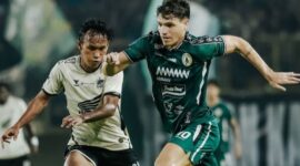 Pemain PSS Sleman dan PSM Makassar berebut bola dalam laga pekan ke-31 BRI Liga 1 2024/2025 di Stadion Maguwoharjo, Sleman, Sabtu (3/5/2025) malam (Foto: Istimewa).