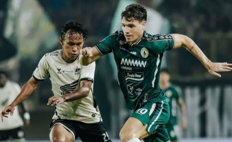 Pemain PSS Sleman dan PSM Makassar berebut bola dalam laga pekan ke-31 BRI Liga 1 2024/2025 di Stadion Maguwoharjo, Sleman, Sabtu (3/5/2025) malam (Foto: Istimewa).
