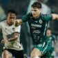 Pemain PSS Sleman dan PSM Makassar berebut bola dalam laga pekan ke-31 BRI Liga 1 2024/2025 di Stadion Maguwoharjo, Sleman, Sabtu (3/5/2025) malam (Foto: Istimewa).