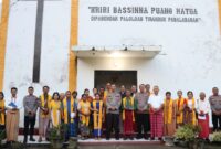 Kapolres Tana Toraja AKBP Budi Hermawan, S.I.K. bersama jajaran dan jemaat Gereja Toraja Buntu Masakke, Kecamatan Sangalla, Minggu (4/5/2025) (Foto: Humas).