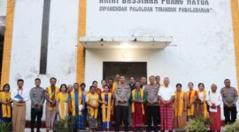 Kapolres Tana Toraja AKBP Budi Hermawan, S.I.K. bersama jajaran dan jemaat Gereja Toraja Buntu Masakke, Kecamatan Sangalla, Minggu (4/5/2025) (Foto: Humas).