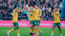 Pemain Persebaya, Bruno Moreira, merayakan gol di Stadion Brawijaya, Kediri, Senin (5/5/2025). Meski sempat unggul, laga kontra Persik berakhir imbang 3-3 dan memastikan Persib Bandung menjadi juara Liga 1 2024/2025 (Foto: Istimewa).